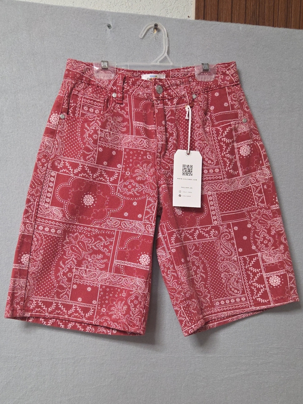 Women's Cali 1850 Paisley Print Denim Shorts Red White Size 26 - Picture 2 of 5